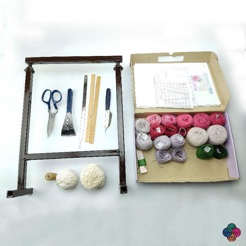ابزارها، نخ و نقشه باز شده در پکیج بافت تابلوفرش همراه با نخ و نقشه اختصاصی