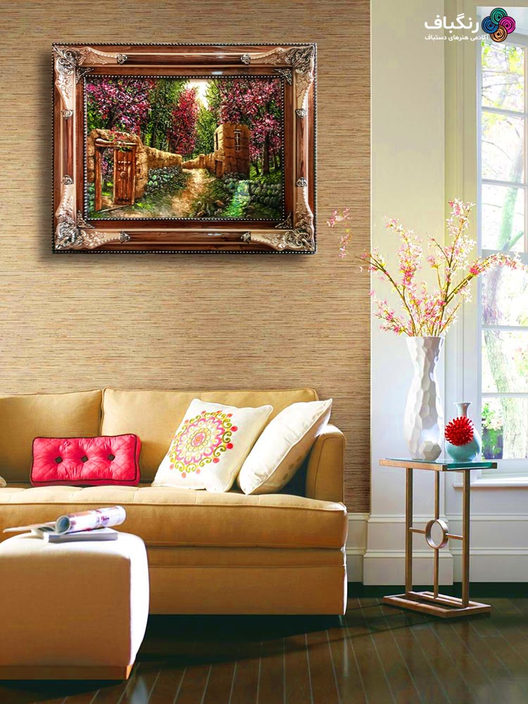 قاب تابلوفرش چوبی 3310 - تصویر نمای کلی قاب همراه با تابلوفرش نصب شده و اتاق با کاغذ دیواری قهوه ای