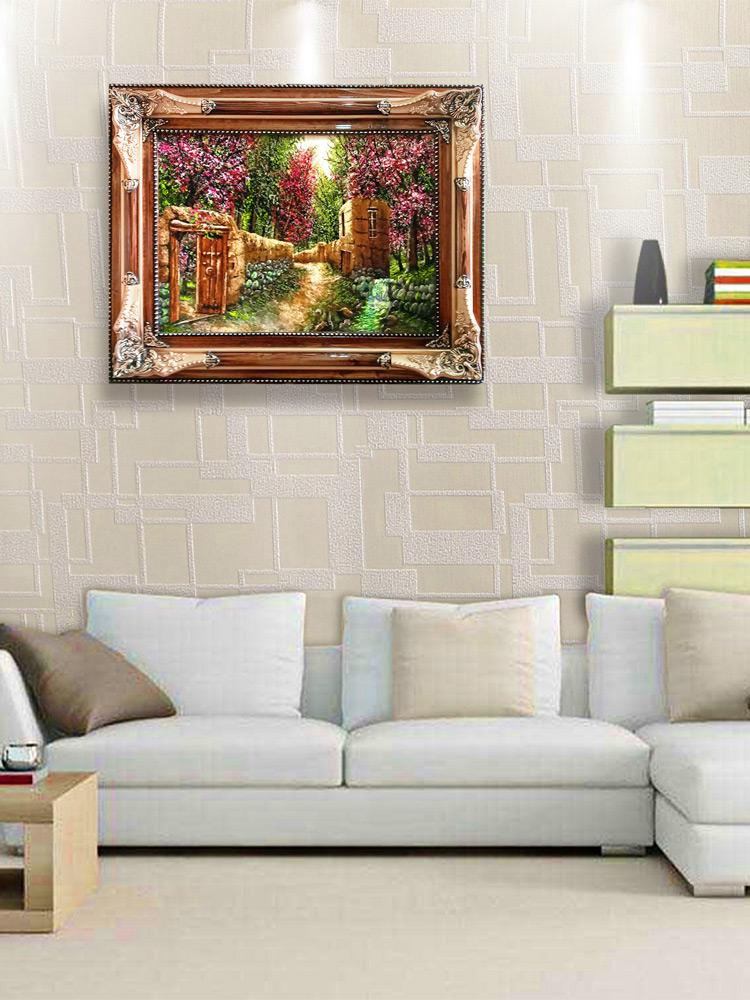 قاب تابلوفرش چوبی 3310 - تصویر نمای کلی قاب همراه با تابلوفرش نصب شده و اتاق با کاغذ دیواری سفید