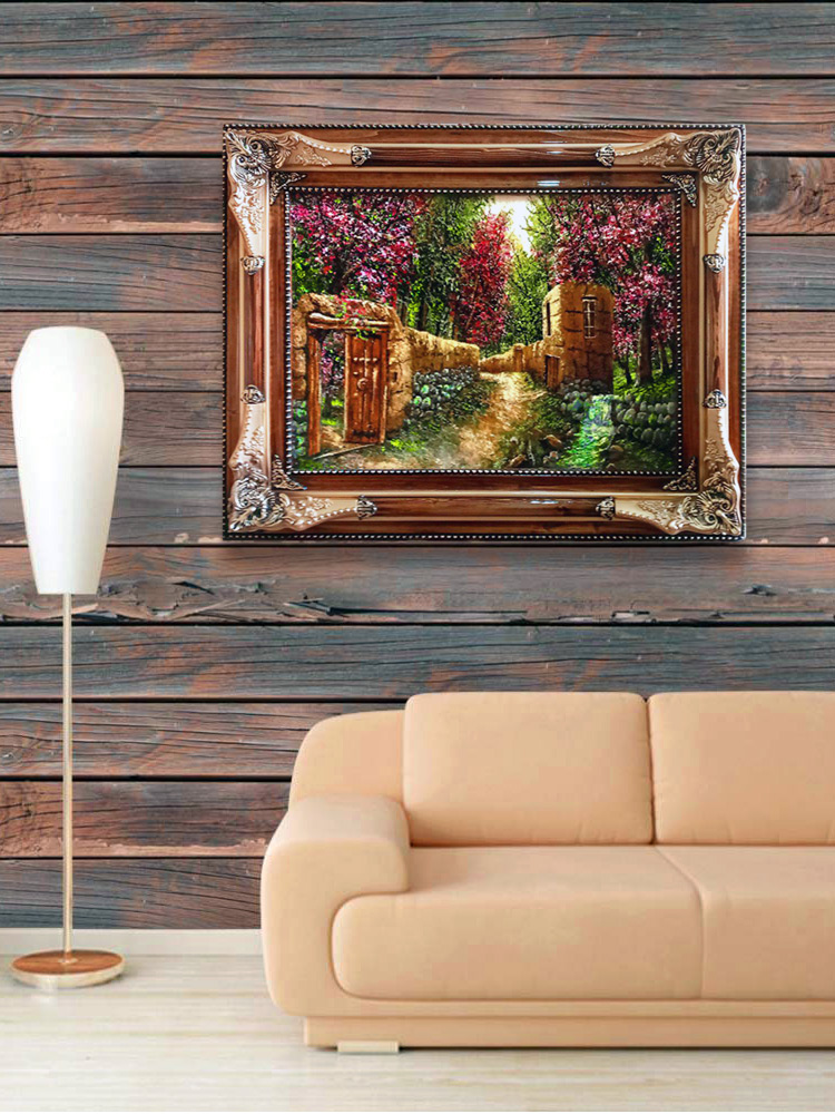 قاب تابلوفرش چوبی 3310 - تصویر نمای کلی قاب همراه با تابلوفرش نصب شده و اتاق با دیوار چوبی