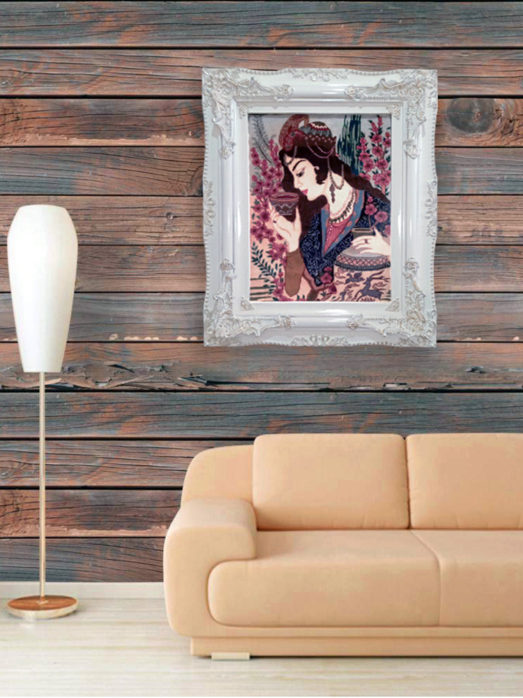 قاب تابلوفرش چوبی 3610 - تصویر گالری از نمای کلی قاب همراه با تابلوفرش در یک اتاق با دیواری چوبی قاب تابلوفرش چوبی 3610 با رنگ سفید- تصویر گالری از نمای کلی قاب همراه با تابلوفرش در یک اتاق با دیواری چوبی