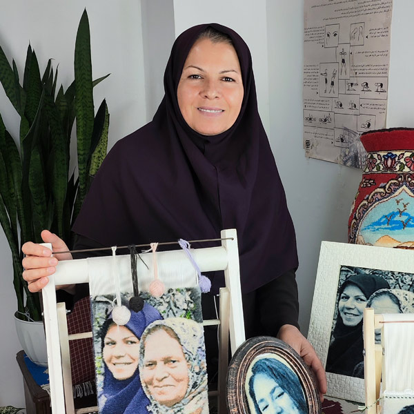 خانم ام البنین رحمانی مدرس دوره قالی‌بافی